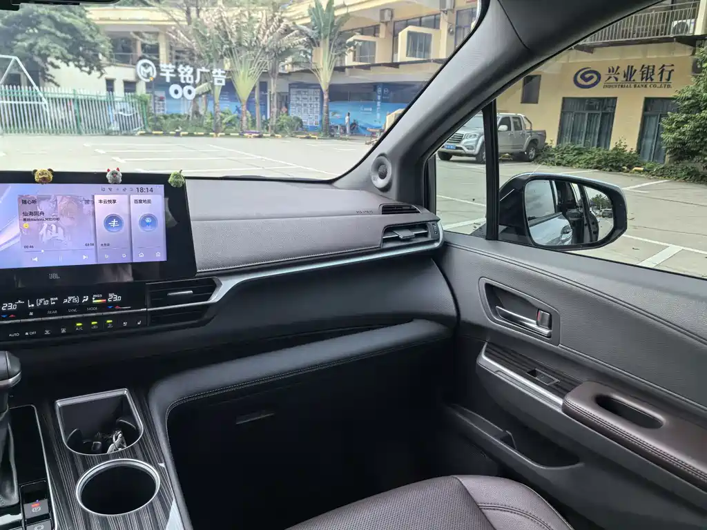 Toyota Sienna — миниатюра 16