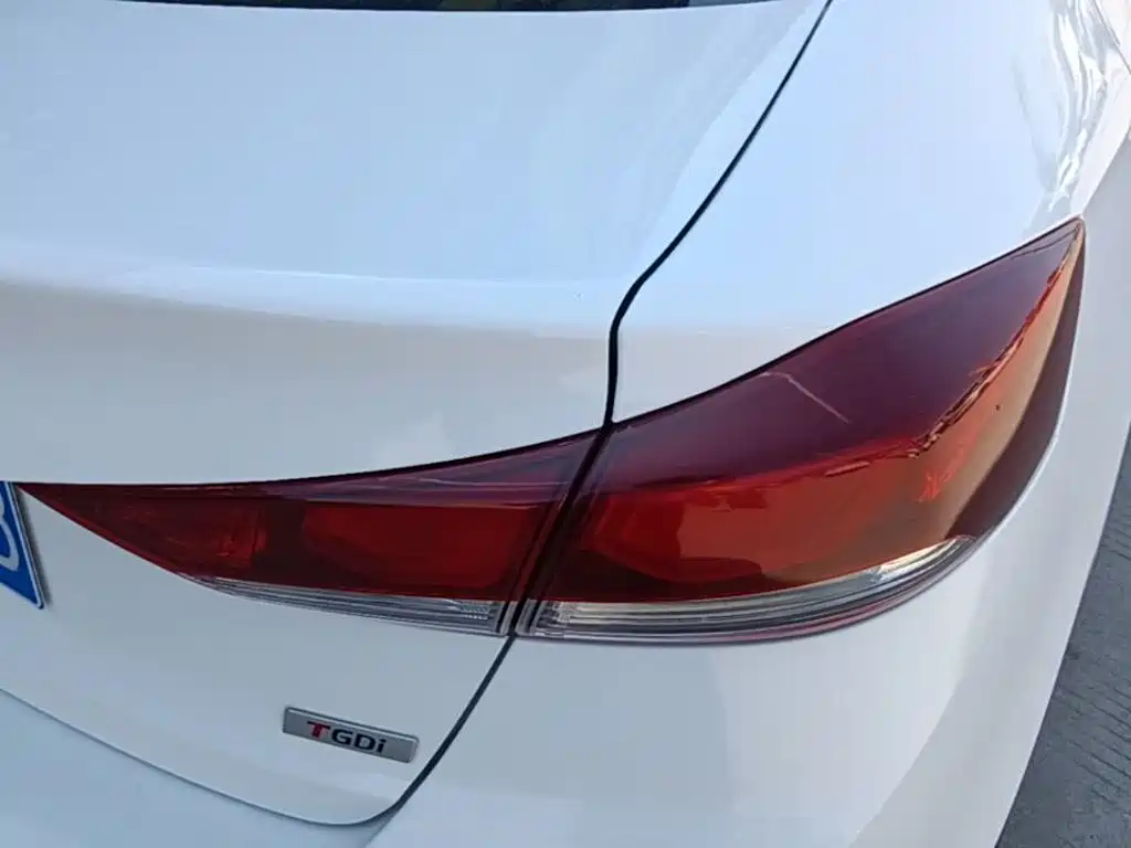 Hyundai Elantra — миниатюра 8