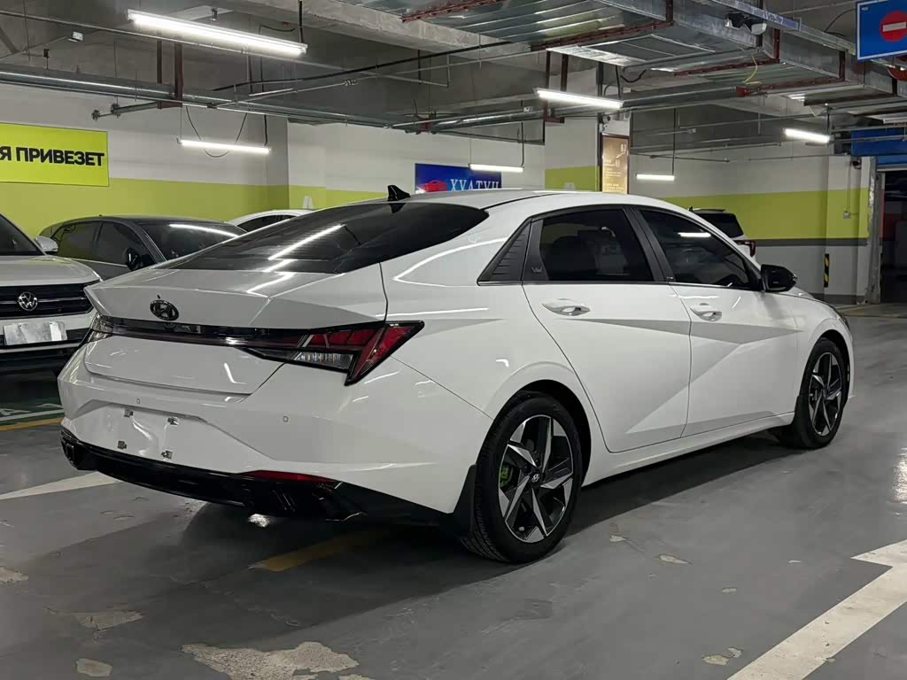 Hyundai Elantra 1.5 л 2023 г. Белый, пробег 45000 км