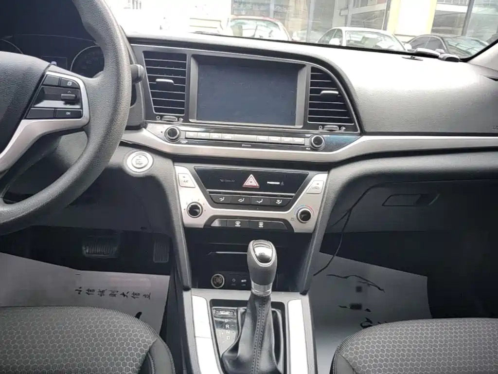 Hyundai Elantra — миниатюра 13