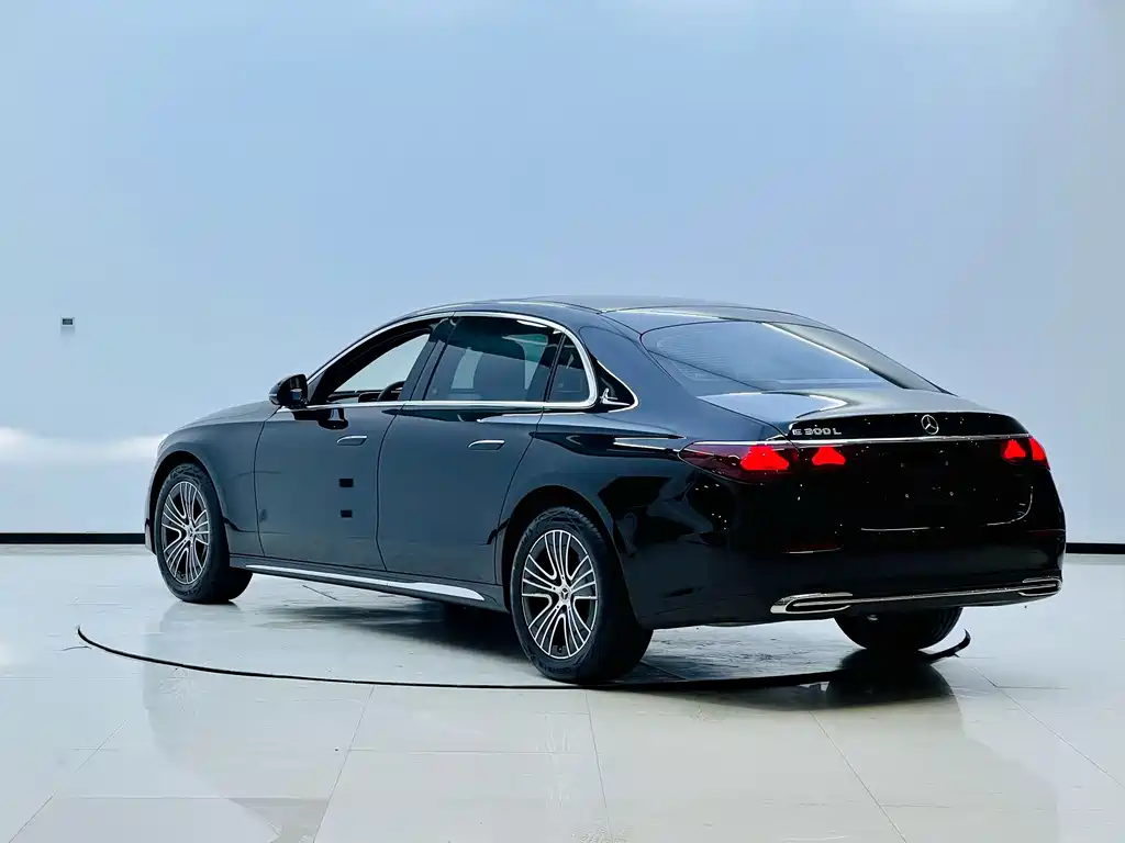 Mercedes-Benz E-Class — миниатюра 2