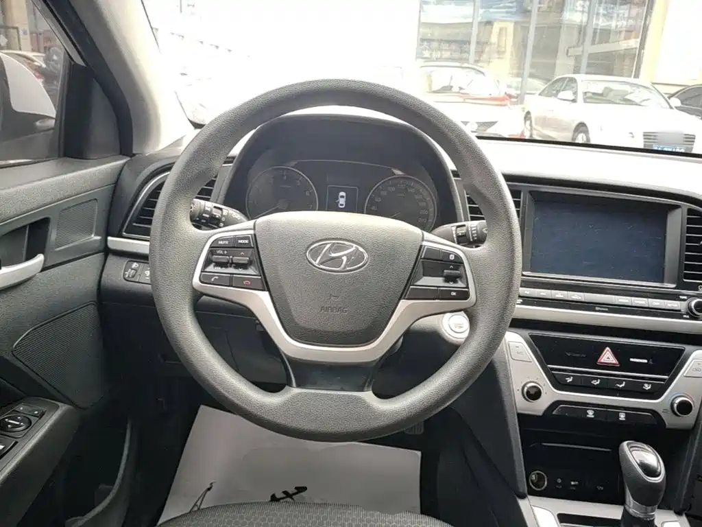 Hyundai Elantra — миниатюра 11