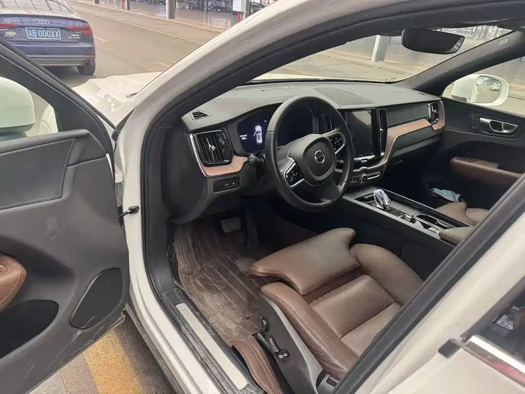 VOLVO XC60 PLUG IN HYBRID