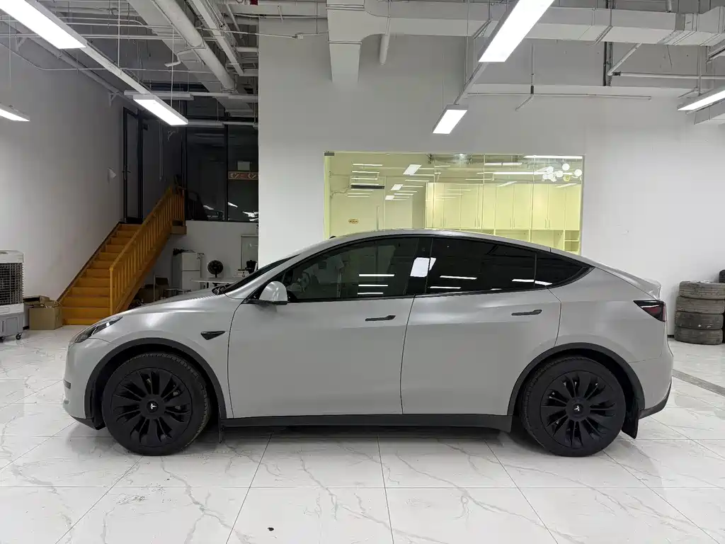 Tesla Model Y — миниатюра 3