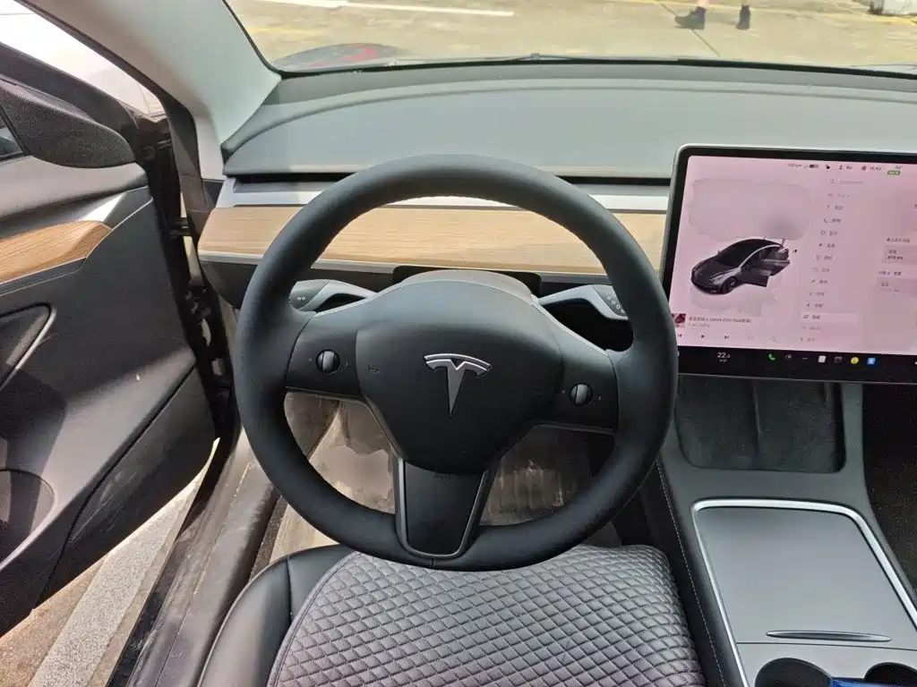 Tesla Model 3 — миниатюра 3