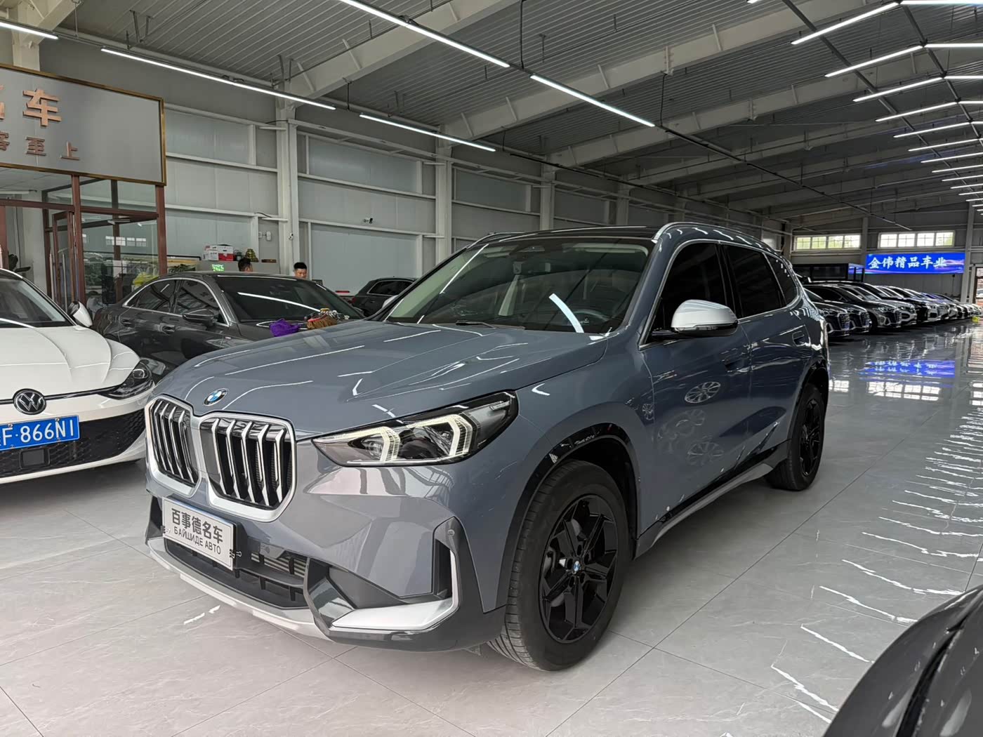 BMW X1 1.5 л 2023 г. Серебристо-серый, пробег 20000 км