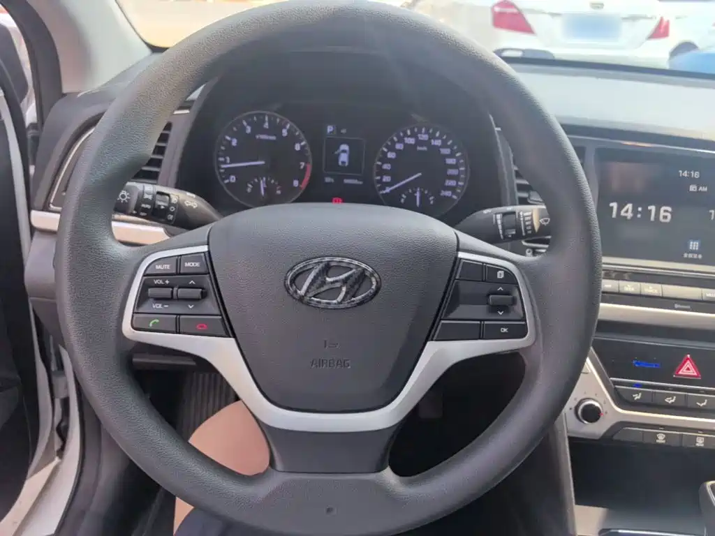 Hyundai Elantra — миниатюра 11