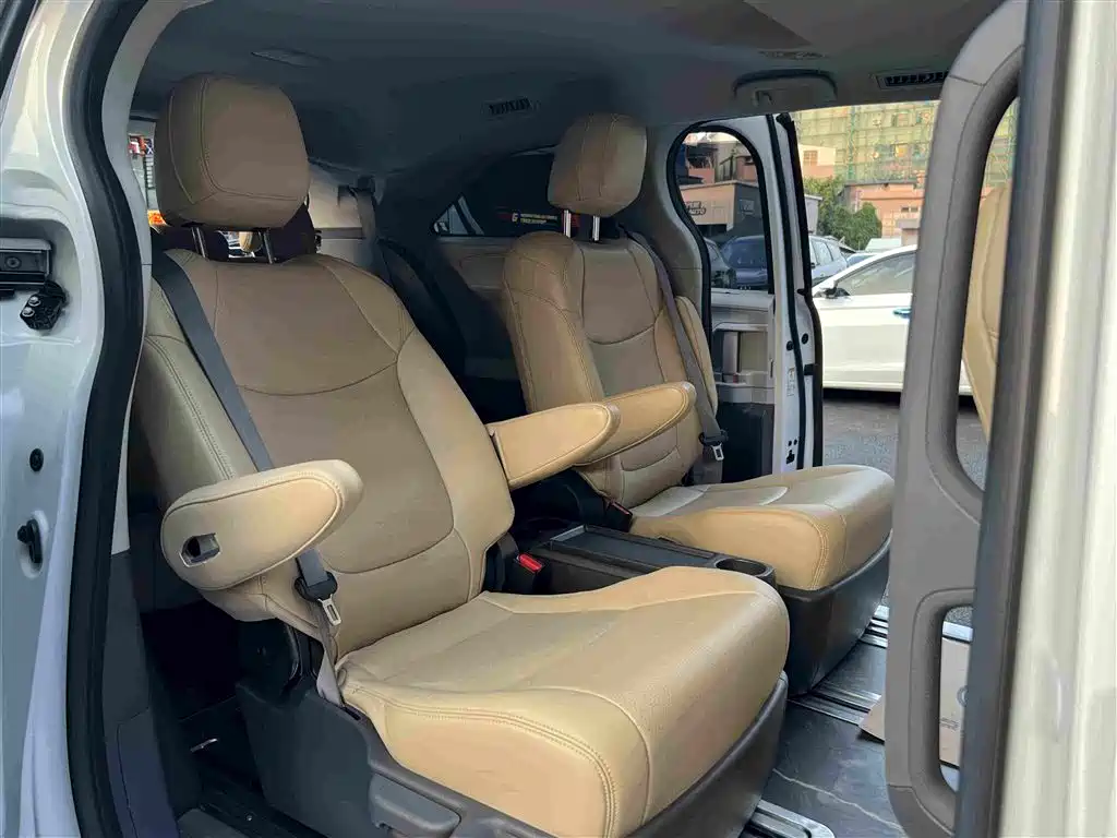 Toyota Sienna — миниатюра 19