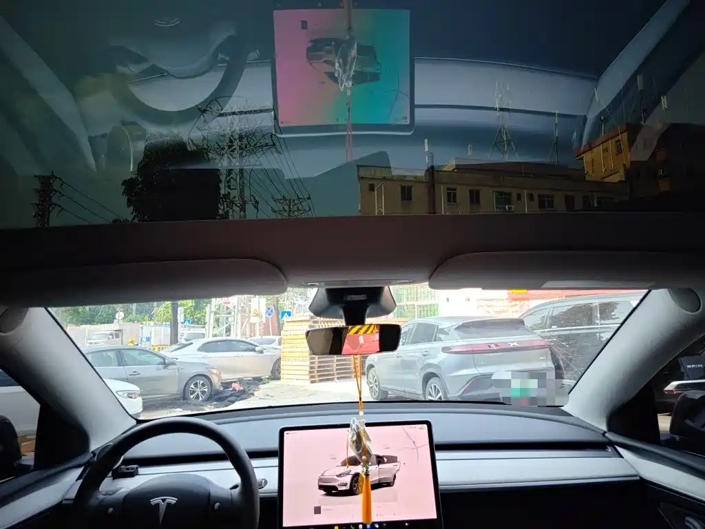 Tesla Model Y — миниатюра 9
