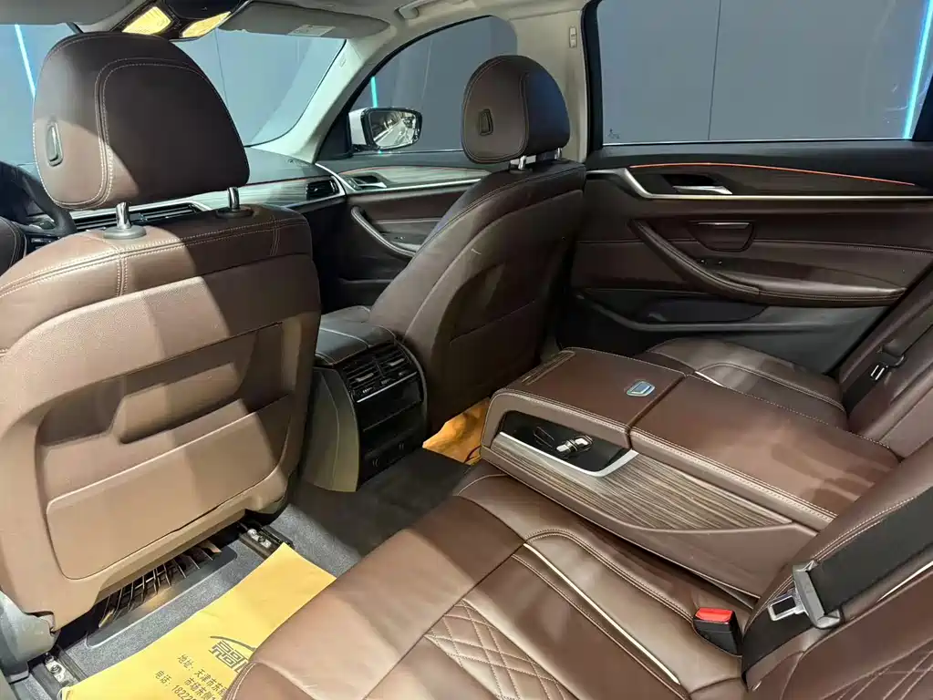 BMW 5 Series — миниатюра 10