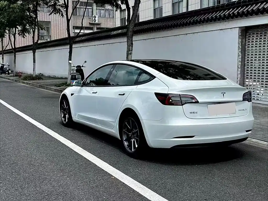 Tesla Model 3 — миниатюра 8
