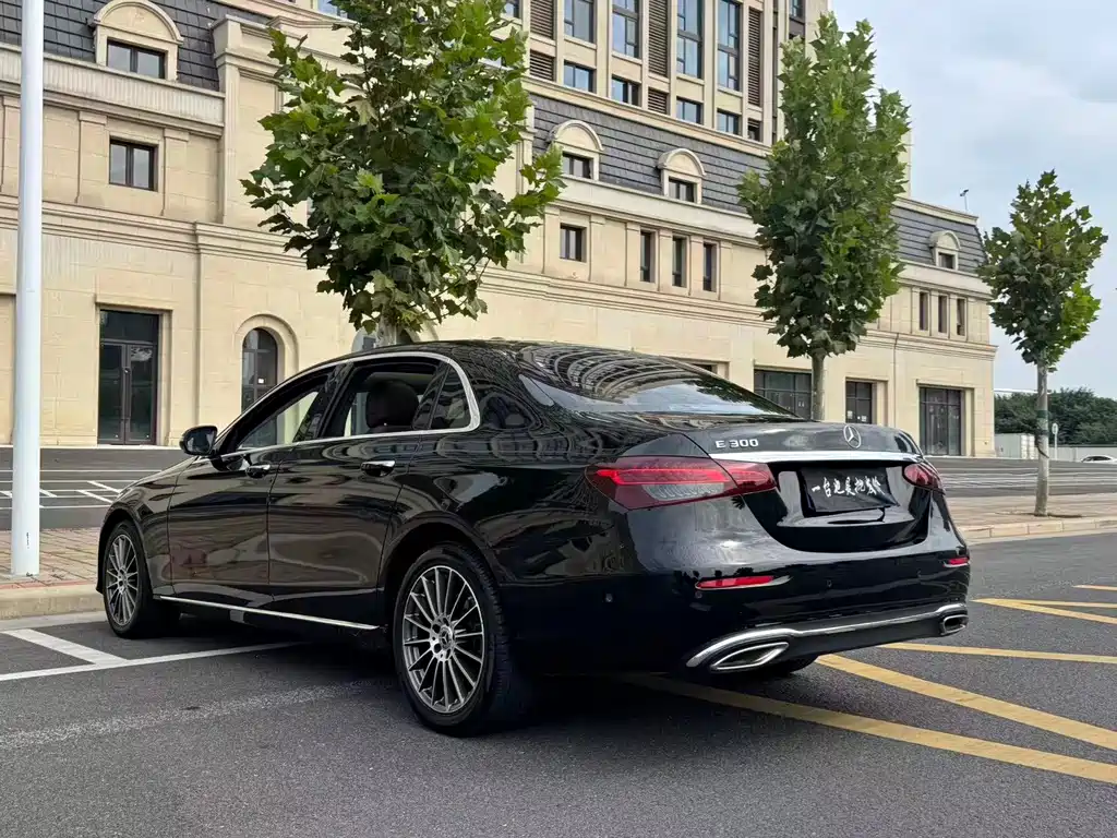 Mercedes-Benz E-Class — миниатюра 11
