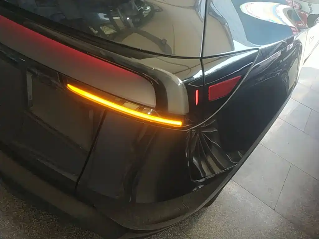 Tesla Model Y — миниатюра 8