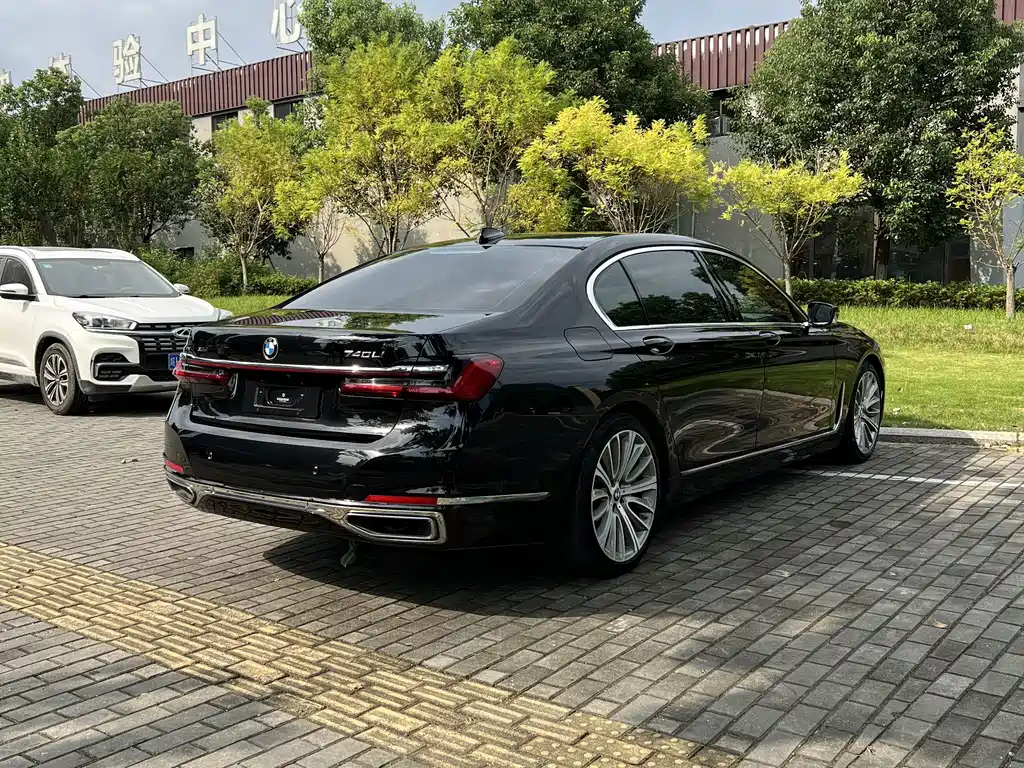 BMW 7 Series — миниатюра 9