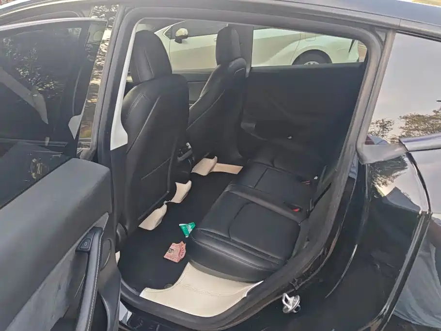 Tesla Model Y — миниатюра 10