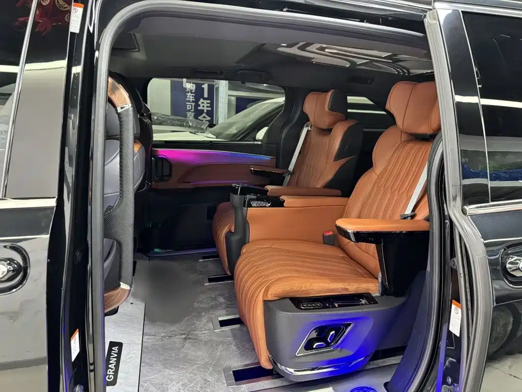 Toyota Granvia — миниатюра 17