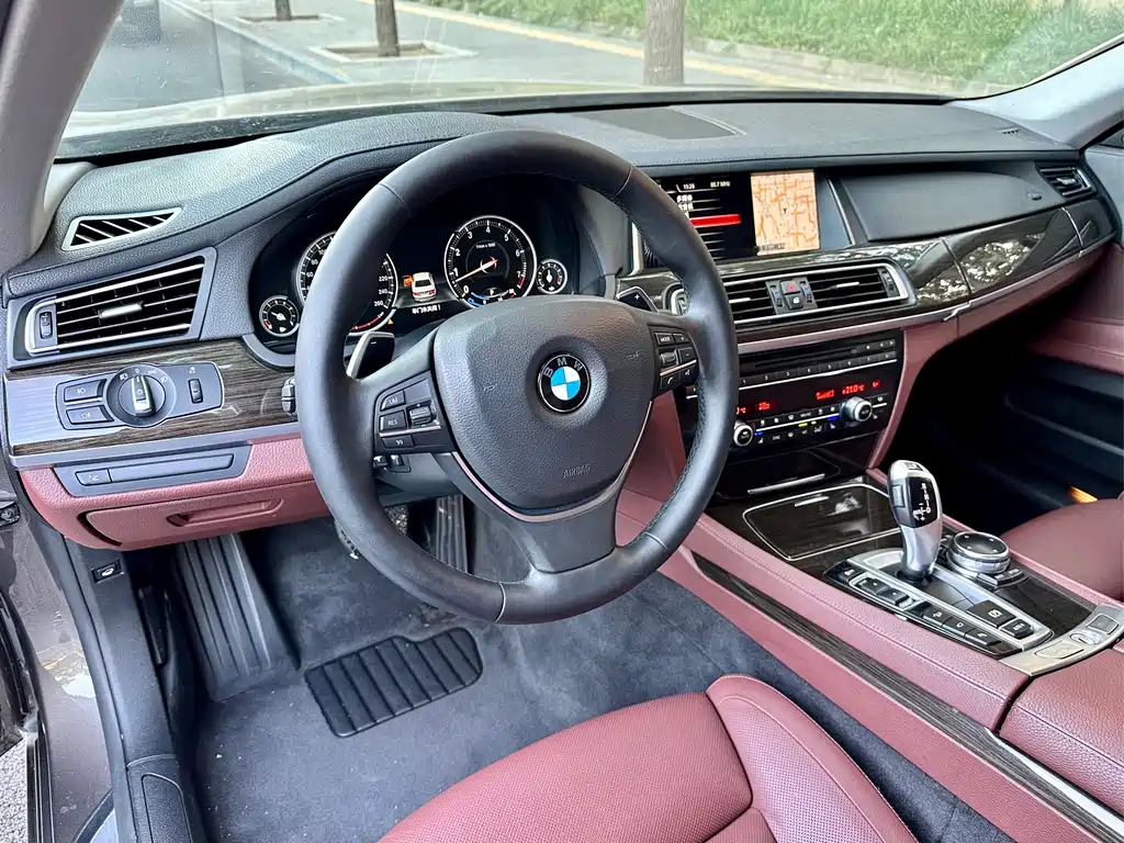 BMW 7 Series — миниатюра 11