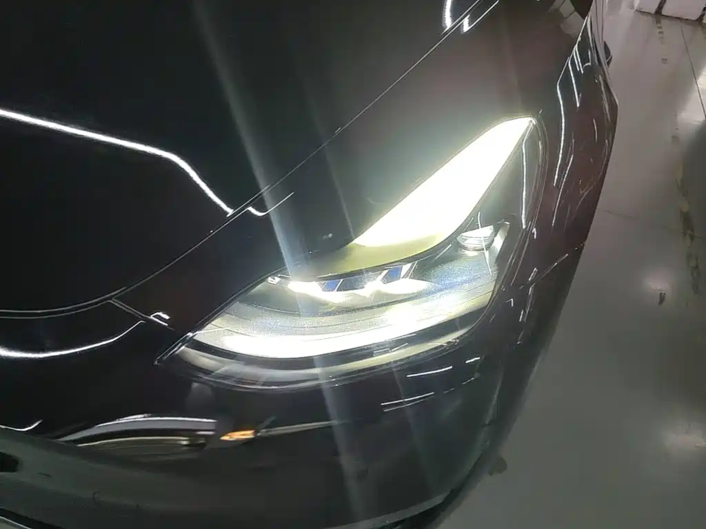 Tesla Model Y — миниатюра 24