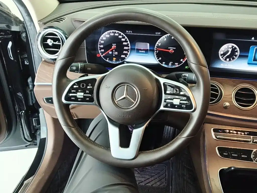 Mercedes-Benz E-Class — миниатюра 11