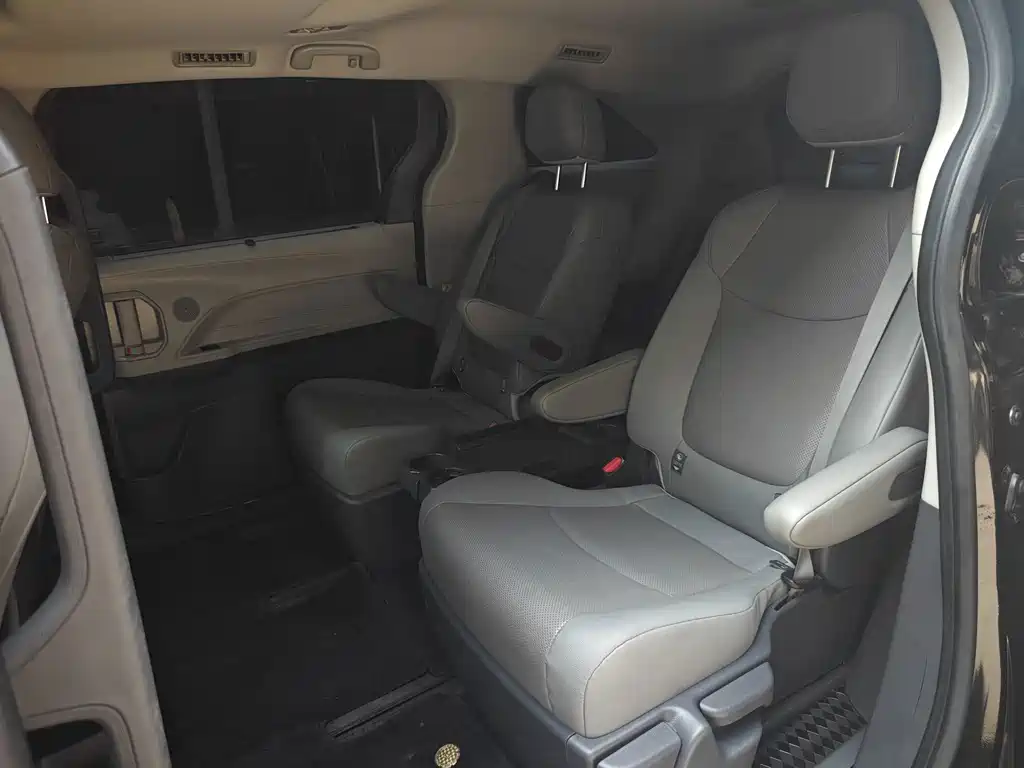 Toyota Sienna — миниатюра 12
