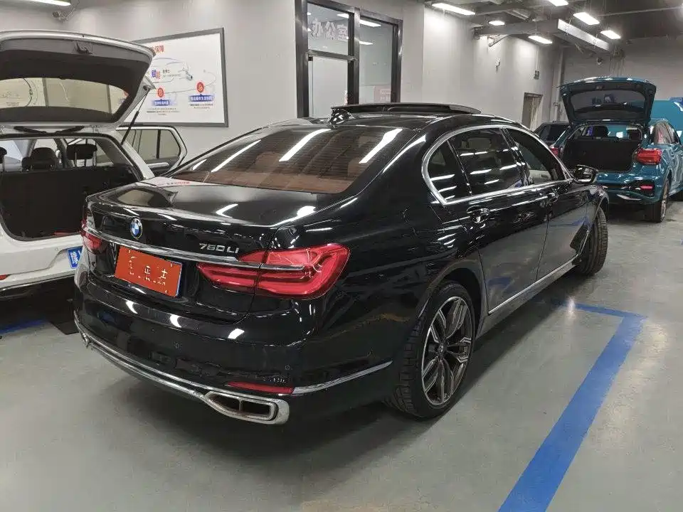 BMW 7 Series — миниатюра 9