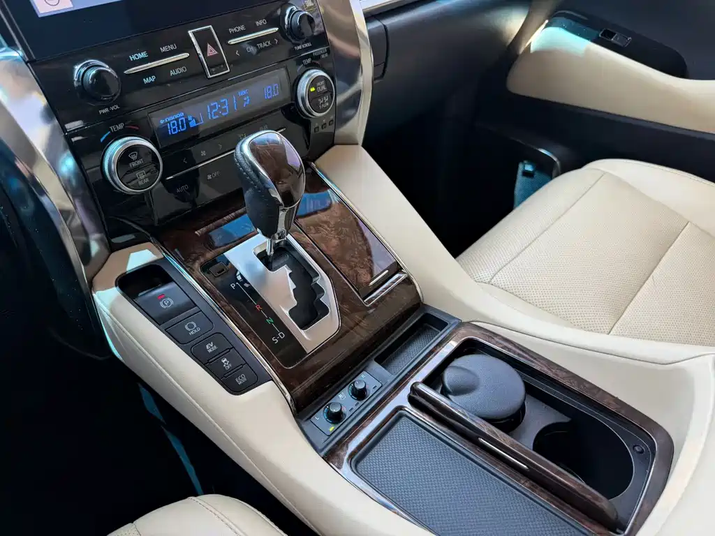 Toyota Alphard — миниатюра 9