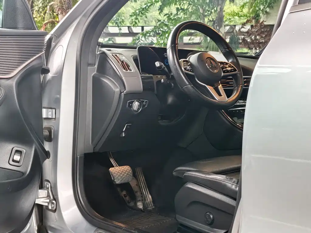 Mercedes-Benz EQC — миниатюра 13