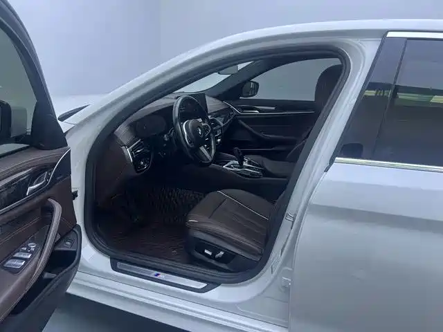 BMW 5 Series — миниатюра 17