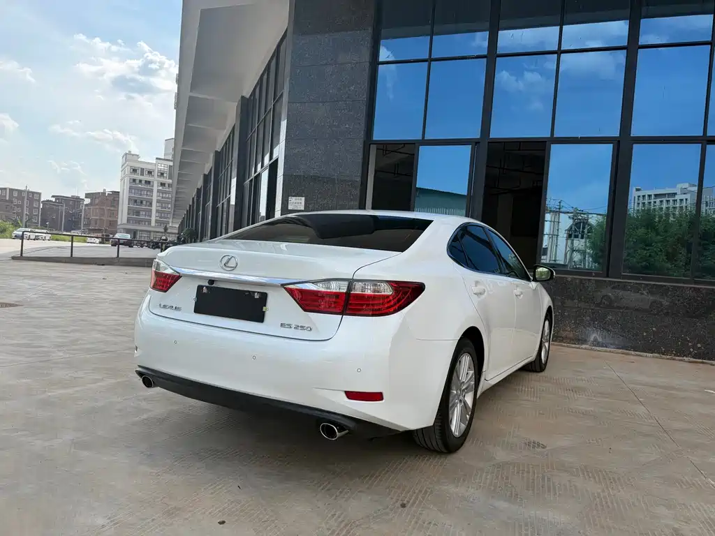 Lexus ES — миниатюра 6