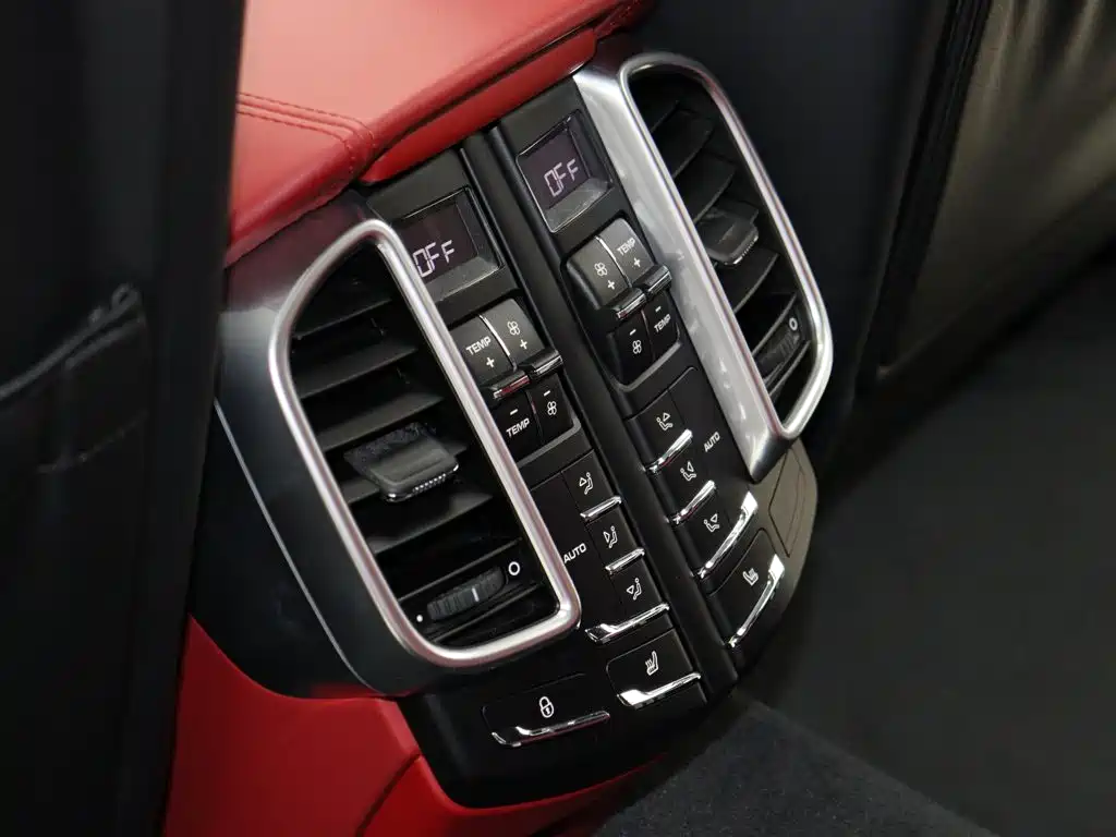 Porsche Cayenne — миниатюра 10