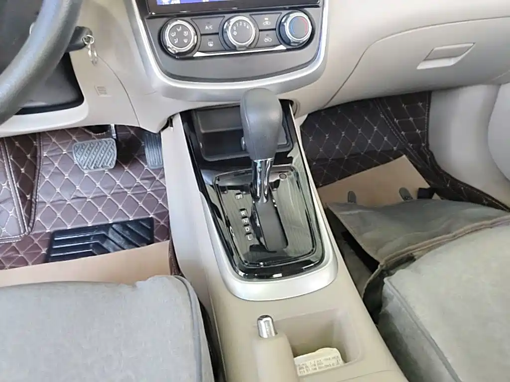 Nissan Tiida — миниатюра 14