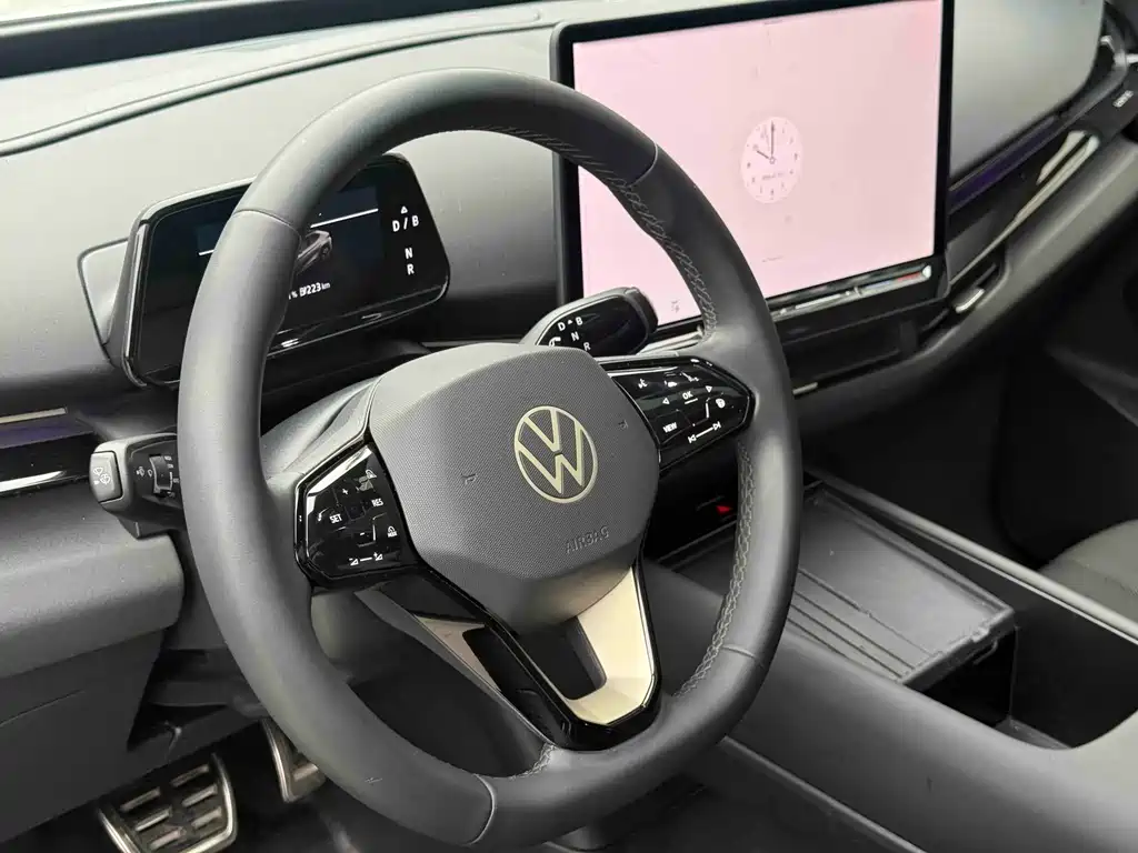 VOLKSWAGEN WITH THE CROWD 06