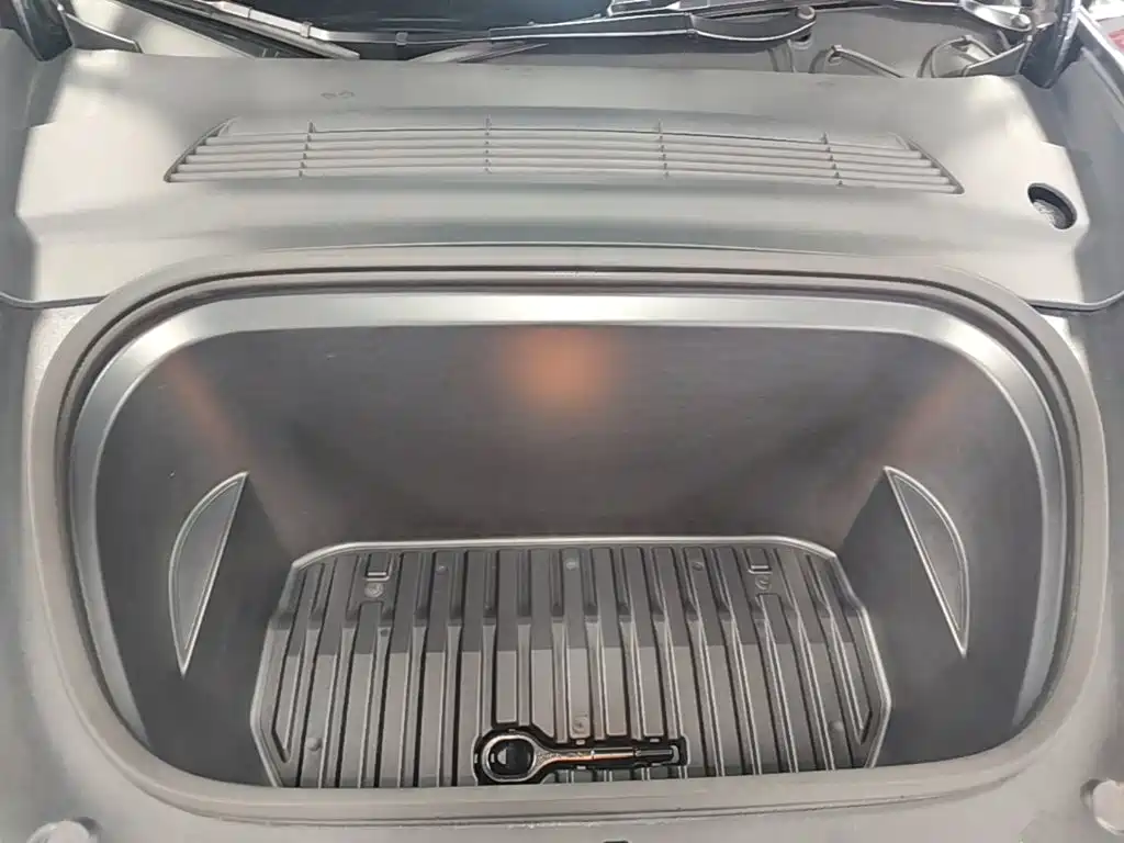 Tesla Model Y — миниатюра 20