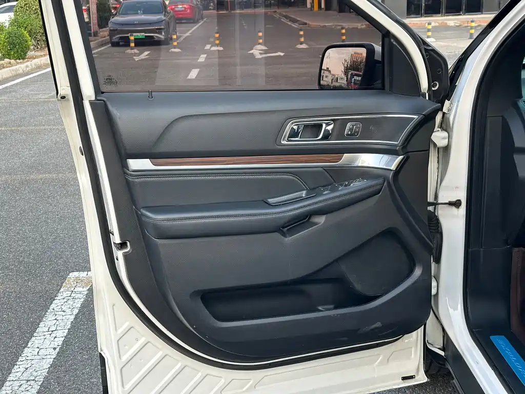 Ford Explorer (Import) — миниатюра 13