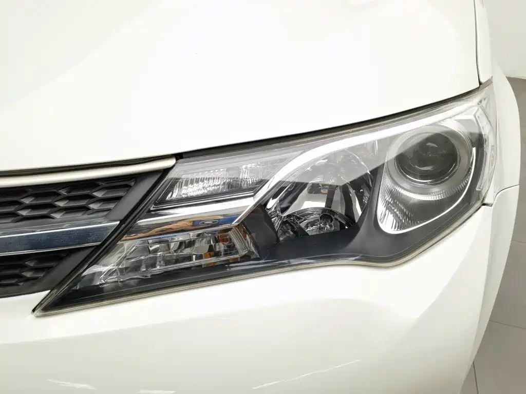Toyota RAV4 — миниатюра 7