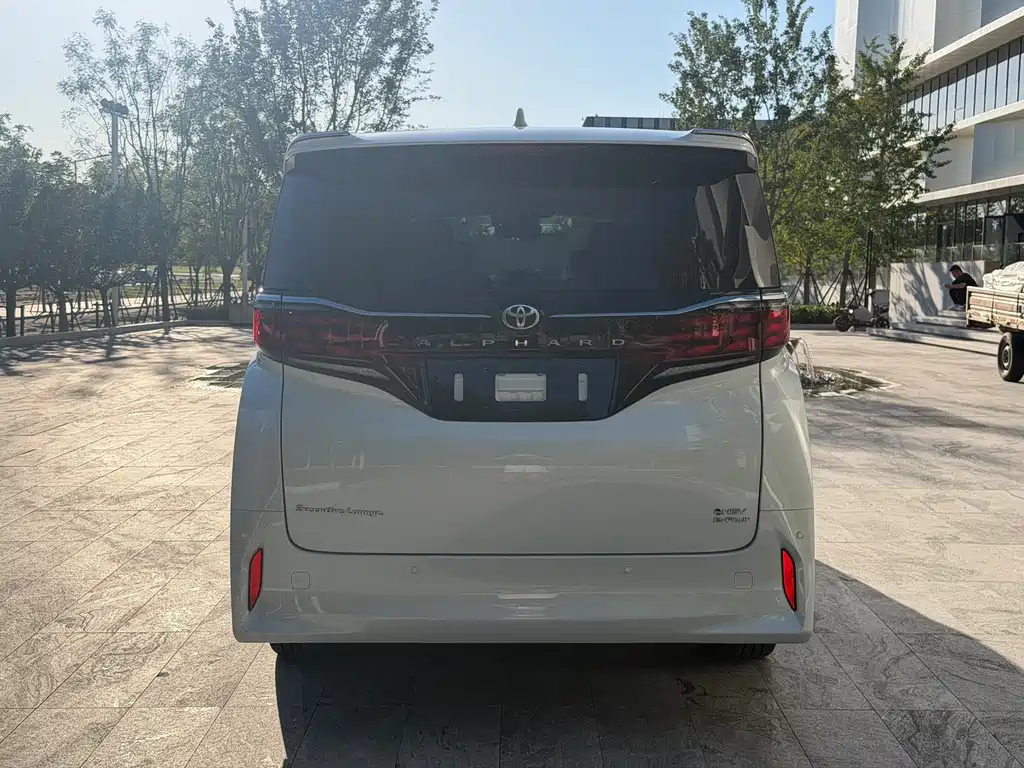 Toyota Alphard — миниатюра 6