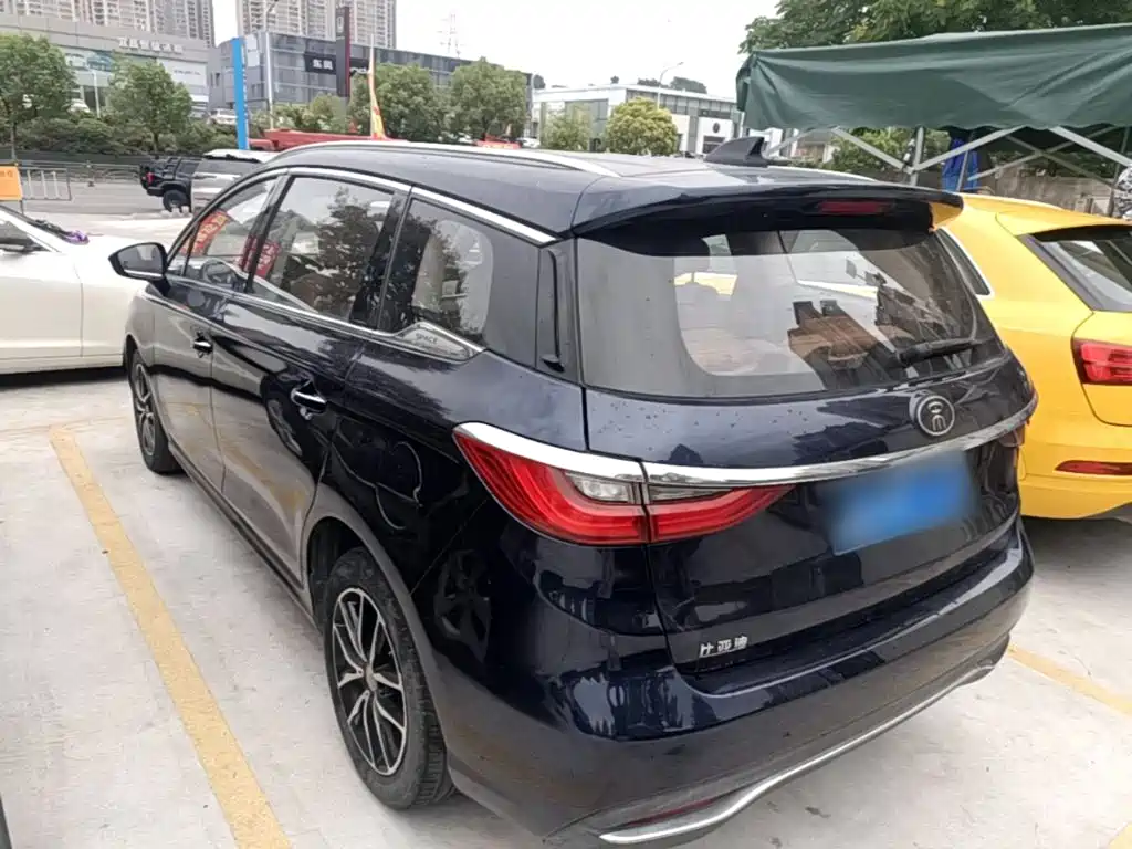 BYD MAX — миниатюра 5