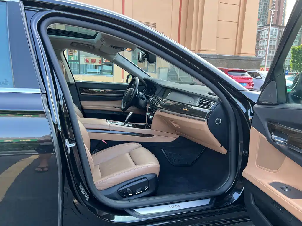 BMW 7 Series — миниатюра 11