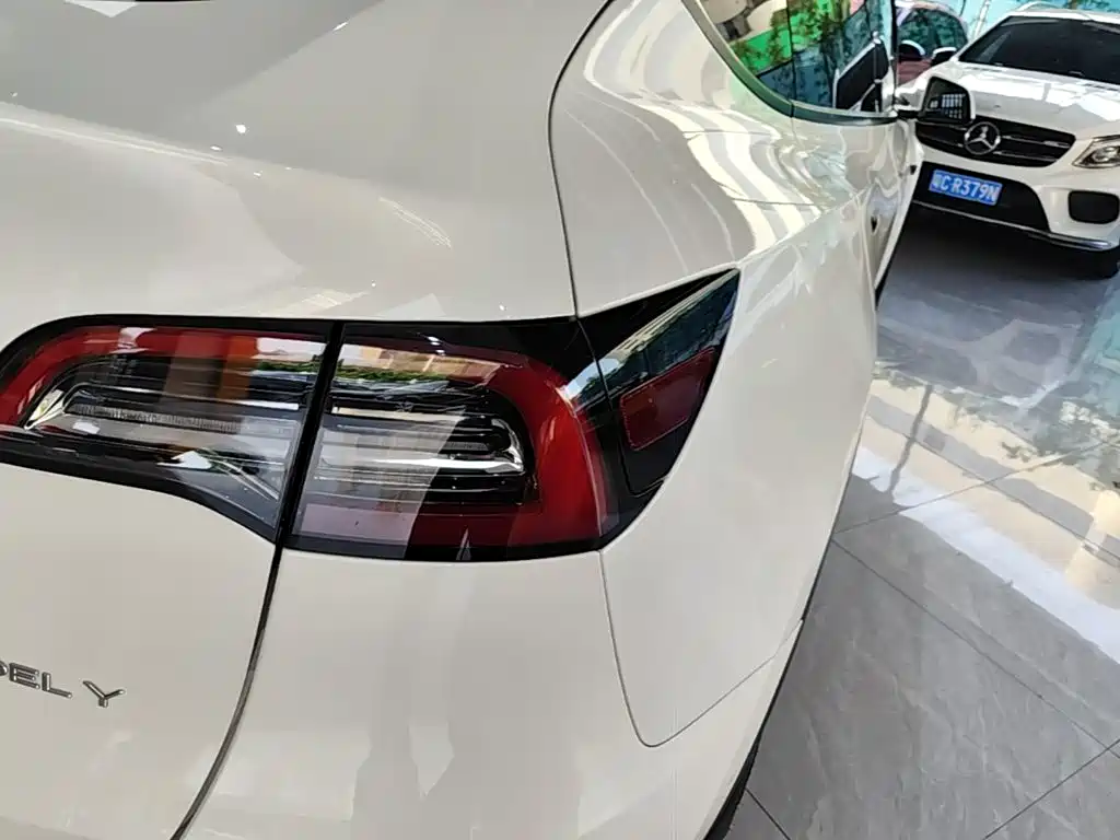 Tesla Model Y — миниатюра 8