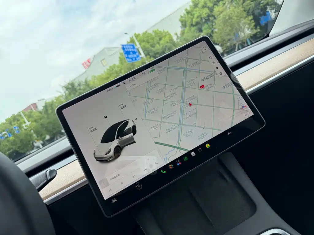 Tesla Model Y — миниатюра 6