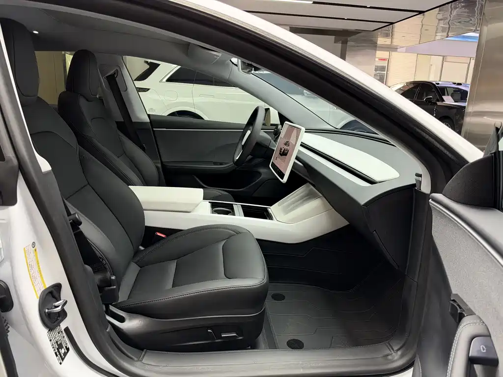 Tesla Model 3 — миниатюра 8