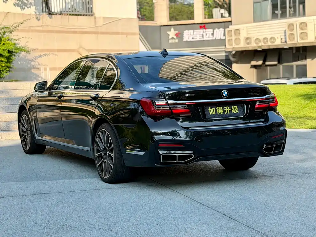 BMW 7 Series — миниатюра 9