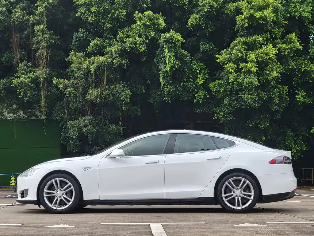 Tesla Model S — миниатюра 7