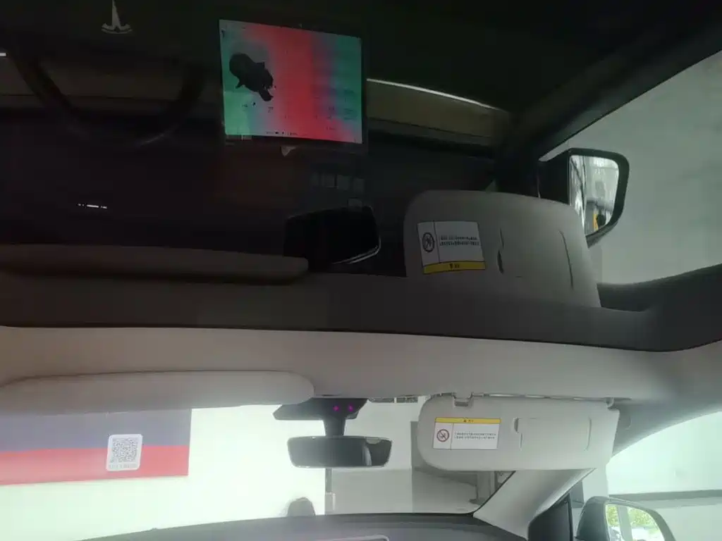 Tesla Model Y — миниатюра 18
