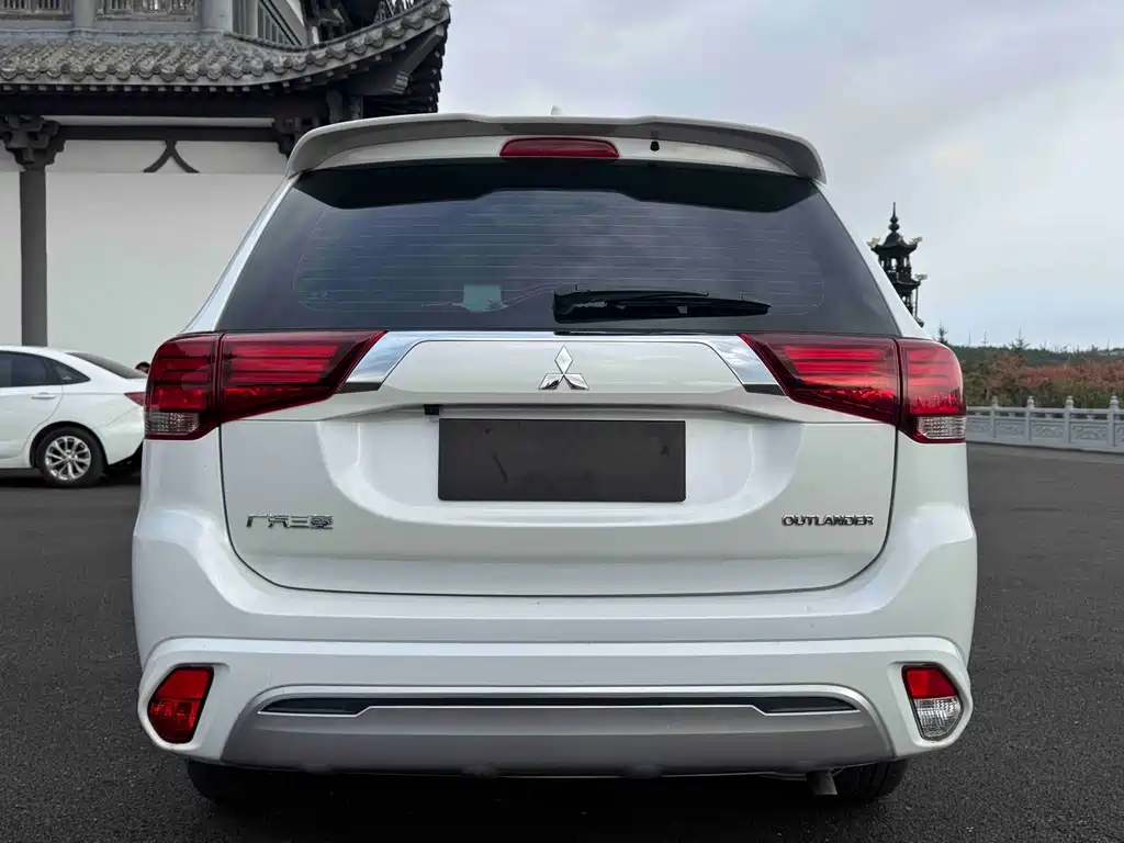 Mitsubishi Outlander — миниатюра 5