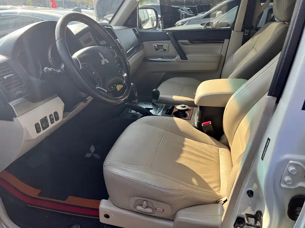 Mitsubishi Pajero (Import) — миниатюра 7