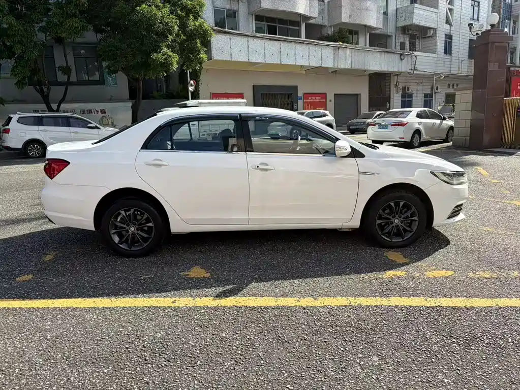 BYD Qin — миниатюра 4