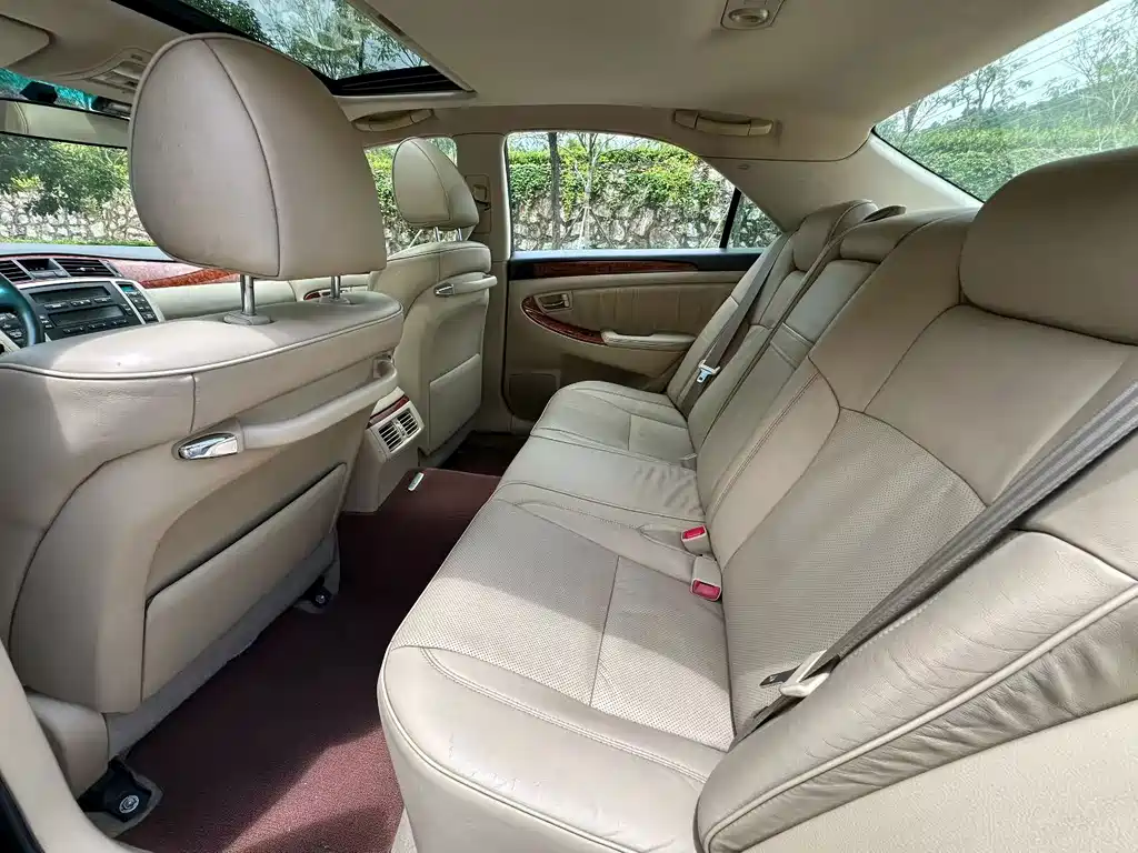 Toyota Crown — миниатюра 7