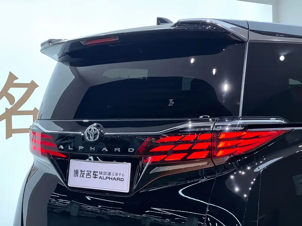 Toyota Alphard — миниатюра 9