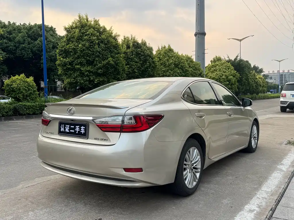 Lexus ES — миниатюра 5